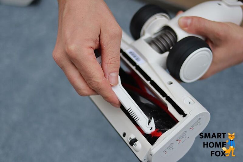 The tool to remove hair from the roll